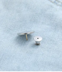Gros plan sur l'épingle en métal argenté et le fermoir pour attaches de rideaux sans couture