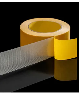 Detailopname van sterke dubbelzijdige rastertape met vezeltextuur en gele achterkant