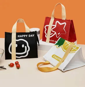 Grote geïsoleerde lunchtassen in zwart, rood en wit voor school en voor op werk