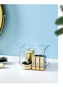 Transparante acryl organizer voor make-up op een wit bureau, scherpe detailopname