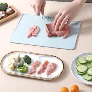 Multifunktionale hellblaue Küchenschneidebrett-Set mit Messer für Fleisch und Gemüse.
