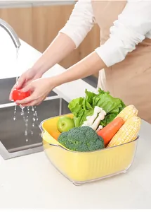 Scénario d'utilisation du panier d'égouttage de cuisine à double couche avec légumes