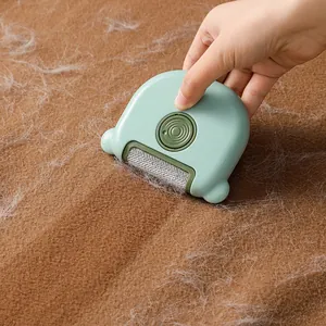 Spazzola portatile verde menta per peli di animali domestici su vestiti e tessuti