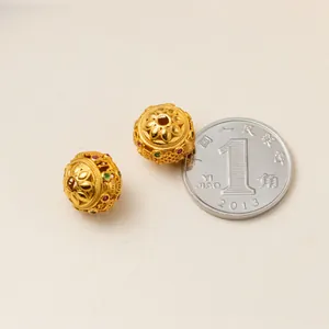 Nahaufnahme von vergoldeten 10mm 925er Silber-Filigranperlen mit bunten Schmucksteinen