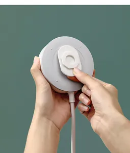Detalle que muestra la instalación del fijador de regletas de pared y soporte de enchufe