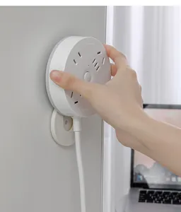 Detalle de una regleta blanca fijada a su soporte adhesivo de pared sin rastros
