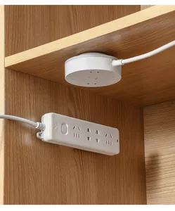 Detalle del soporte de pared blanco para regleta instalado en un armario de madera