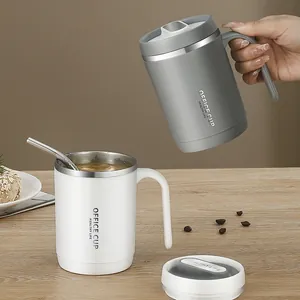 Geïsoleerde roestvrijstalen koffiebekers met rietje en deksel in wit en grijs design