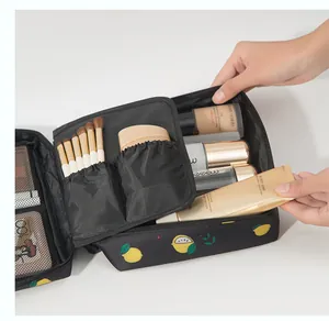 Dettaglio del beauty case portatile in oxford con stampa limone e scomparti interni