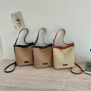 Tres bolsos de paja minimalistas en colores negro, marrón oscuro y marrón claro.