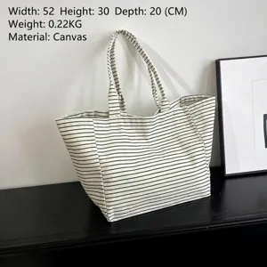 Primer plano de un bolso tote de lona a rayas con gran capacidad para mujeres