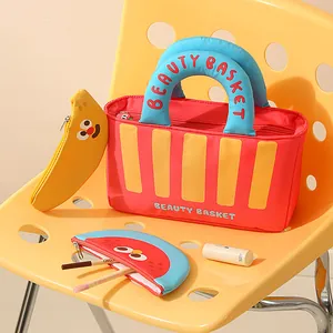 Lindo set de 3 neceseres de viaje en tela Oxford con formas de frutas y diseño de cesta