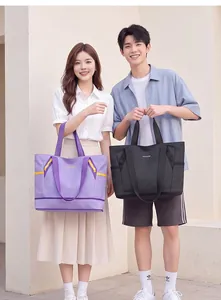Asiatische Modelle mit violetten und schwarzen Reisetaschen mit großem Fassungsvermögen