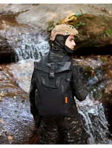 Taktischer schwarzer Rolltop-Rucksack für Outdoor-Reisen in robuster Umgebung