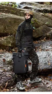Schwarzer Roll-Top Taktik-Rucksack in einer bergigen Wanderumgebung direkt im Freien