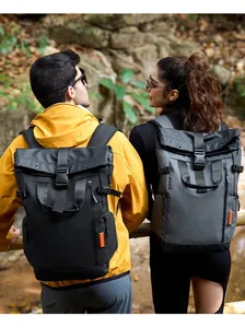 Outdoor-Lifestyle-Ansicht von grauen und schwarzen Roll-Top-Rucksäcken mit Gurten