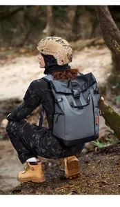 Detailansicht des grauen Roll-Top-Rucksacks mit großem Fassungsvermögen für Outdoor-Wandern