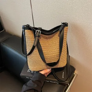 Bolso de paja tejida casual para verano con correas de cuero negro para la playa