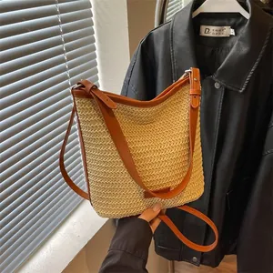 Bolso bandolera de paja tejida minimalista con correas de cuero para la playa