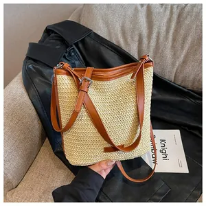 Bolso bandolera de paja tejida minimalista con correas de cuero marrón para el verano