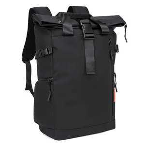 Großer Roll-Top-Rucksack für Reisen und Laptops in elegantem Schwarz.