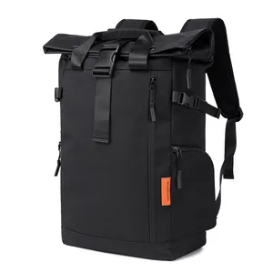 Moderner, großformatiger Roll-Top Reise-Rucksack in Mattschwarz aus wasserfestem Stoff