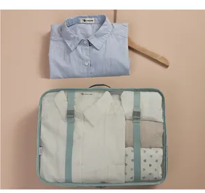 Vista dettagliata dell'organizzatore di viaggio in tessuto Oxford con cinghie per camicie