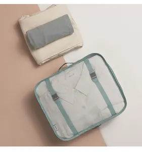 Dettaglio di un organizer da viaggio in resistente tessuto Oxford con parte superiore in rete