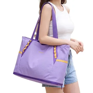 Große erweiterbare lila Reisetasche für Sport Fitness und Wochenendausflüge geeignet