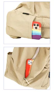 Détail montrant la poche latérale et le zip arrière de ce sac à dos en nylon beige