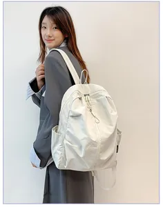 Sac à dos en nylon imperméable de grande capacité pour voyage, vue latérale sur modèle