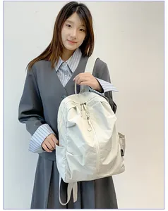 Vue détaillée d'un sac à dos en nylon imperméable de grande capacité pour voyage