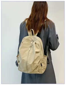 Vue arrière détaillée d'un sac à dos de voyage en nylon imperméable kaki sur un mannequin