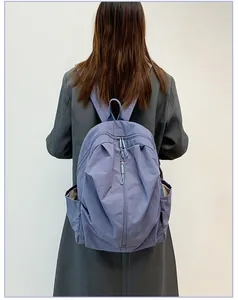 Vue arrière d'un sac à dos minimaliste en nylon imperméable violet pour les voyages