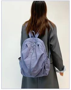 Vue arrière détaillée d'un sac à dos en nylon bleu imperméable pour le voyage et la randonnée