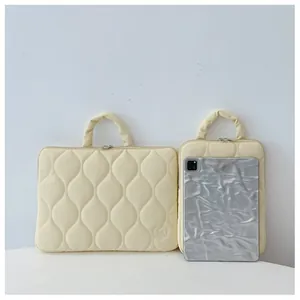 Housses matelassées crème pour ordinateur et tablette avec motifs ondulés et poignées