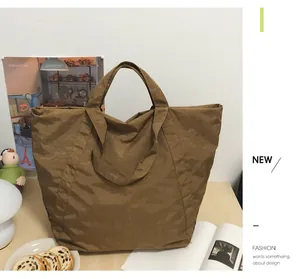 Große Retro-Falten-Nylon-Tote-Bag mit stabilen Schultergurten in Braun-Tönen
