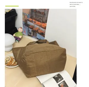 Detailansicht einer braunen gefalteten Nylon-Tragetasche auf einem rustikalen Holztisch