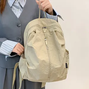 Sac à dos de voyage en nylon beige imperméable avec grande capacité et poches multiples