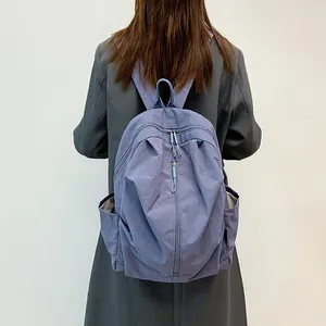 Sac à dos en nylon imperméable de grande capacité pour les voyages, couleur bleue élégante.