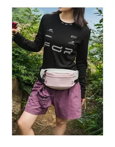 Nahaufnahme der rosa wasserdichten Gürteltasche mit lila Flaschenhalter zum Wandern