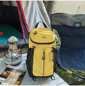 Mochila de senderismo amarilla impermeable mostrada en una escena de camping al aire libre.