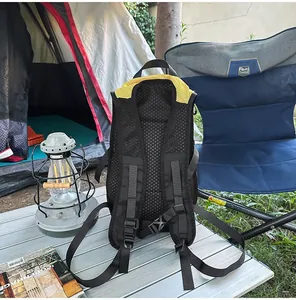 Detalle de la espalda de malla transpirable y correas en mochila de senderismo negra.