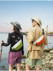 Detailansicht wasserfester Outdoor-Brusttaschen, die von Wanderern getragen werden.