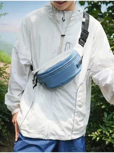 Nahaufnahme einer blau-weißen wasserfesten Brusttasche, die von einem Modell getragen wird