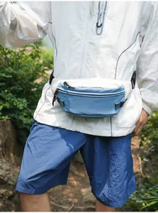 Detailansicht einer wasserdichten blau-weißen Outdoor-Sport-Gürteltasche im Freien