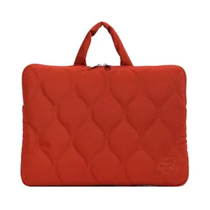 Housse d'ordinateur matelassée orange élégante avec poignée et motif cœur brodé pour femme