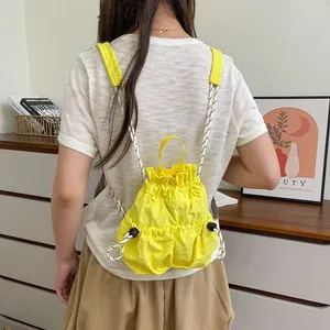 Rückansicht eines gelben Nylon-Rucksacks mit Kordelzug und Seilgurten