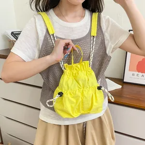 Leichter gelber wasserdichter Nylon-Rucksack mit Kordelzug für Damen auf Reisen