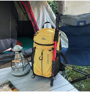 Primer plano de una mochila de senderismo amarilla con patrón de cuadrícula en un camping